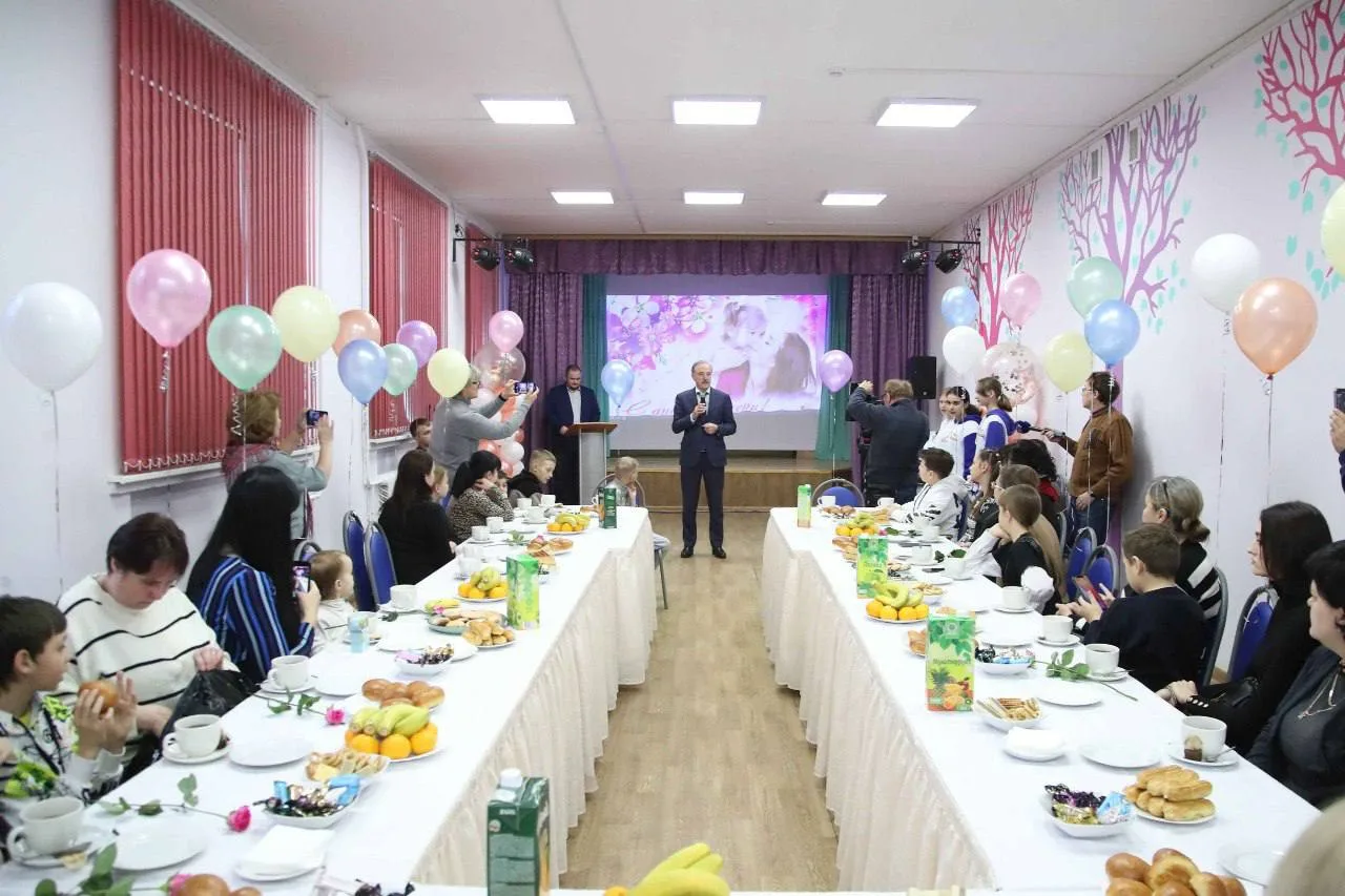 Владимир Ружицкий поздравил женщин Люберец с праздником