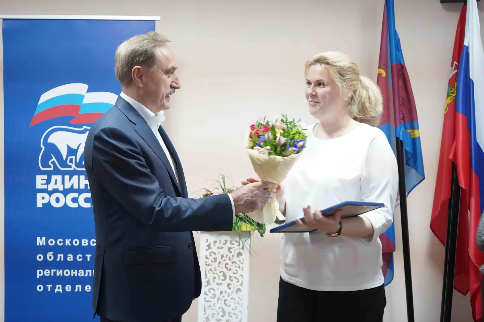 Владимир Ружицкий вручил почетные грамоты активным педагогам Люберец