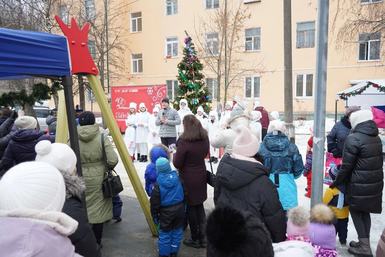 Новогоднее представление «Выходи во двор» состоялось в поселке Октябрьский