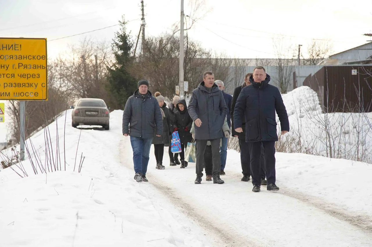 Владимир Волков проверил содержание территории, прилегающей к школе в деревне Люберец