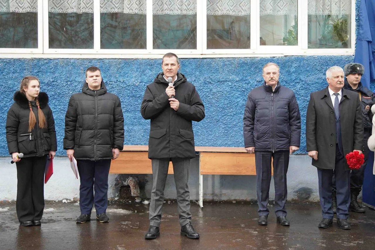 В Люберцах открыли мемориальную доску на школе с именем выпускника, погибшего в зоне СВО