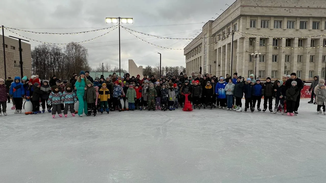 В Люберцах во время спортивного праздника фигуристы обучили катанию на коньках самбистов