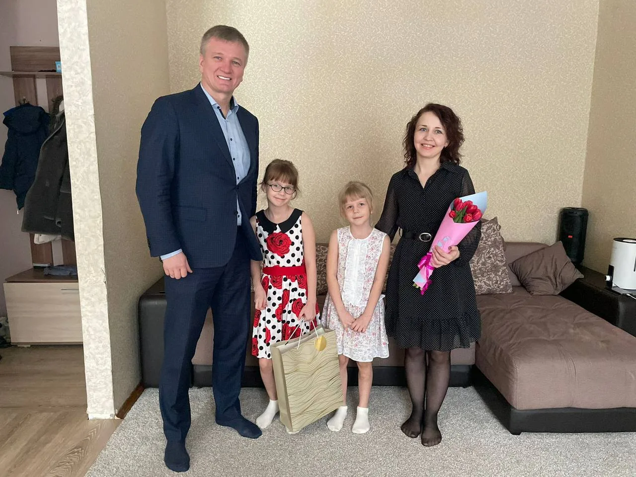 Депутаты Мособлдумы поздравили с праздником женщин из семей мобилизованных люберчан