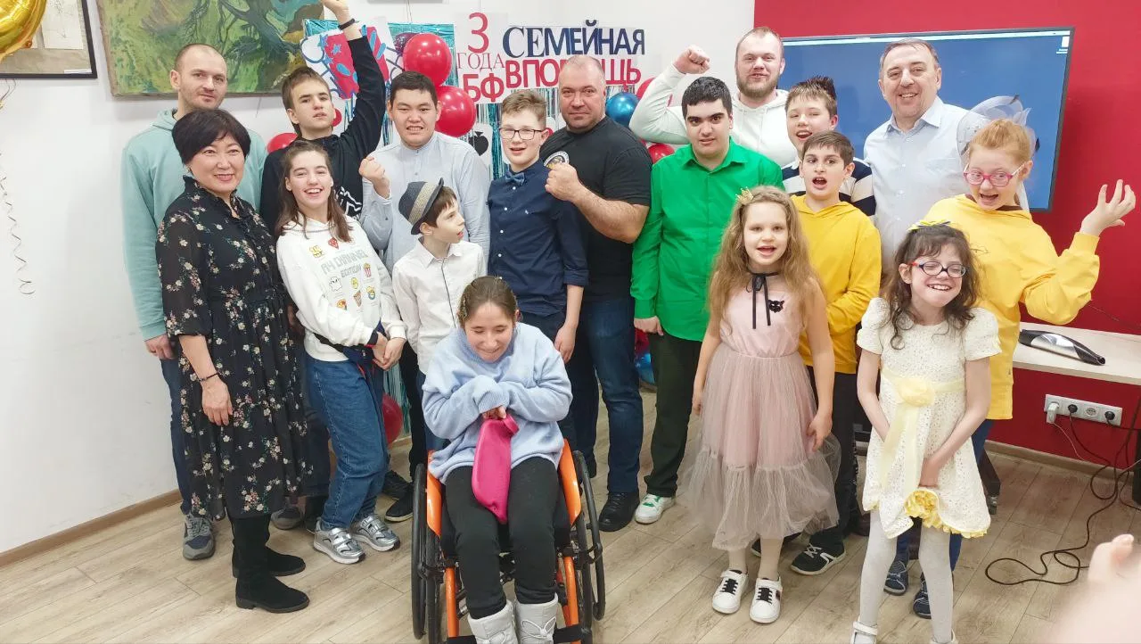 Рекордсмен мира по силовым номерам из Люберец провел патриотический урок для детей с ОВЗ