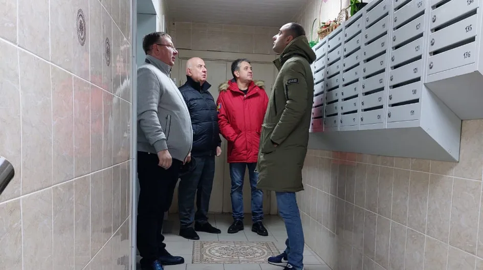 УК Люберец по просьбе жителей отремонтировала напольную плитку в подъезде жилого дома