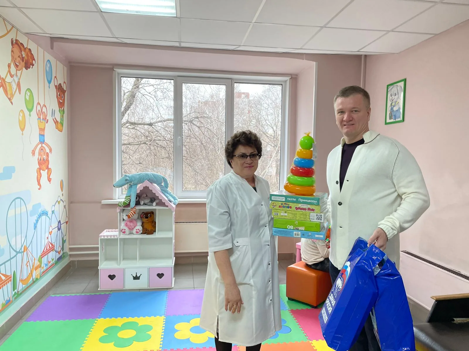 Депутаты Мособлдумы передали наборы игрушек в Добрые комнаты Люберец