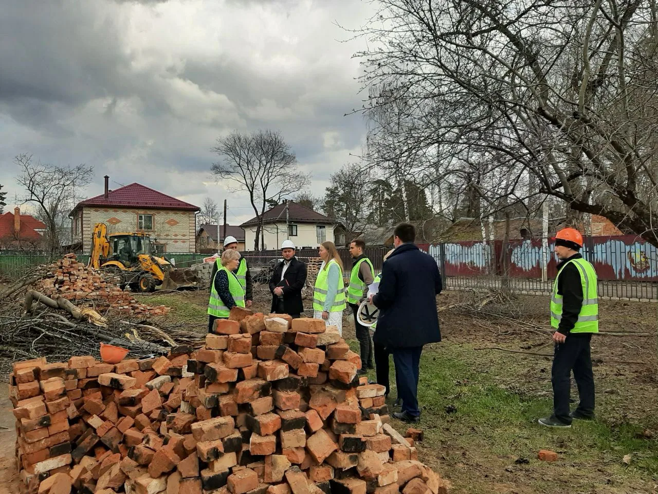 Лидия Антонова проверила ход ремонта гимназии в поселке Люберец