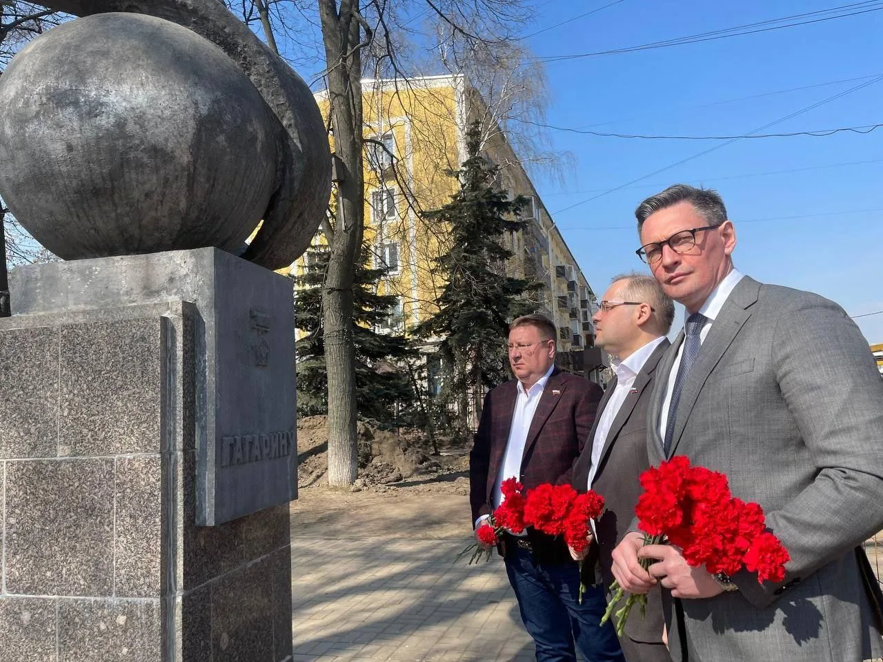 Депутаты Люберец возложили цветы к памятнику Юрию Гагарину