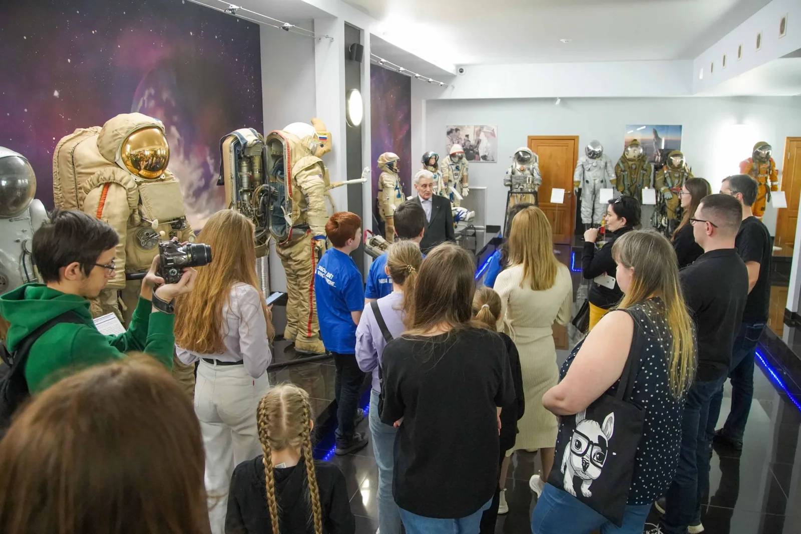 В Люберцах организовали для семей мобилизованных экскурсию на предприятие по производству скафандров