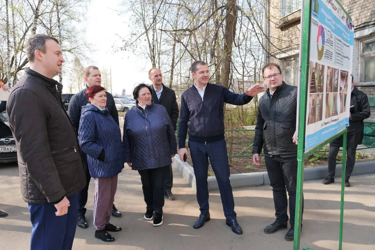 Владимир Волков проверил ремонт подъезда в жилом доме поселка Люберец