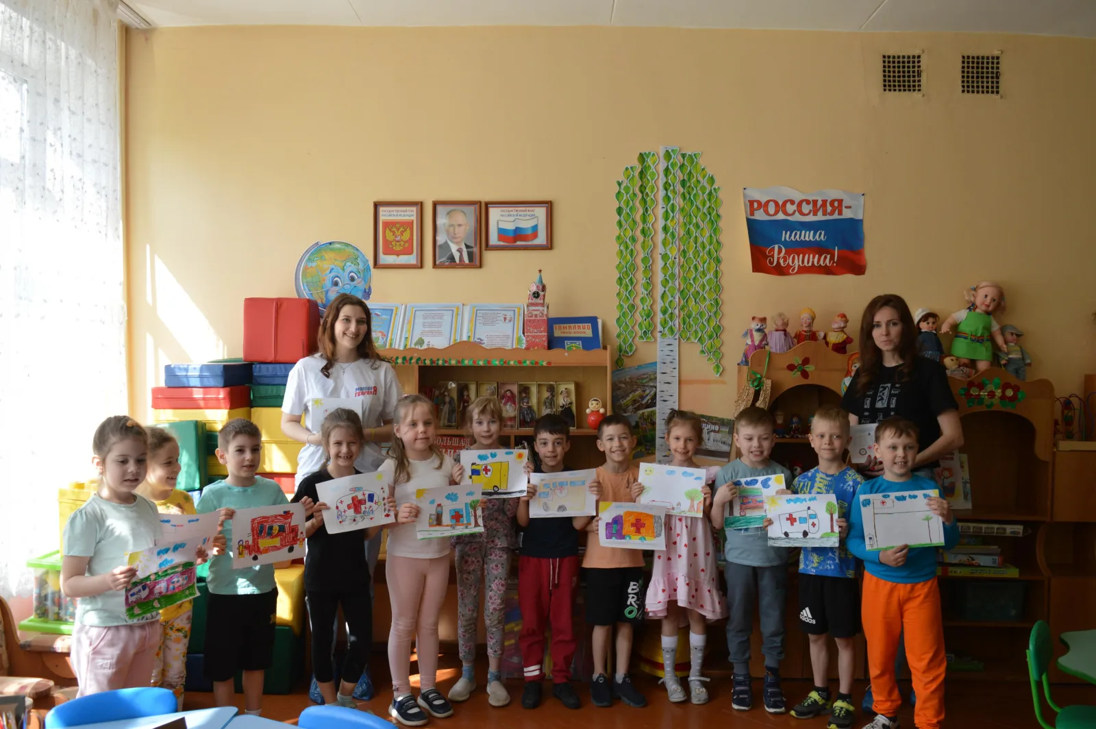 Юные жители Люберец нарисовали поздравительные рисунки работникам скорой медпомощи