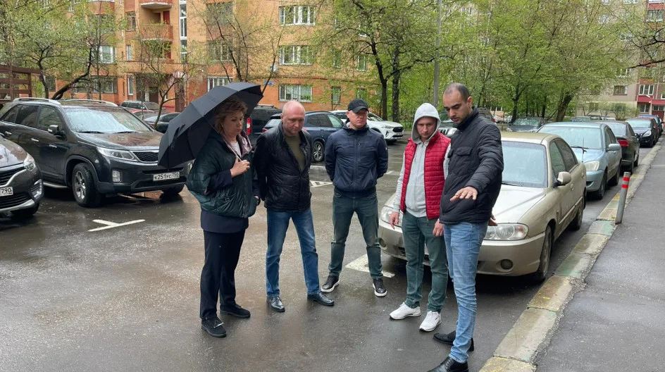 Во дворе дома на Октябрьском проспекте в Люберцах установят у подъездов полусферы