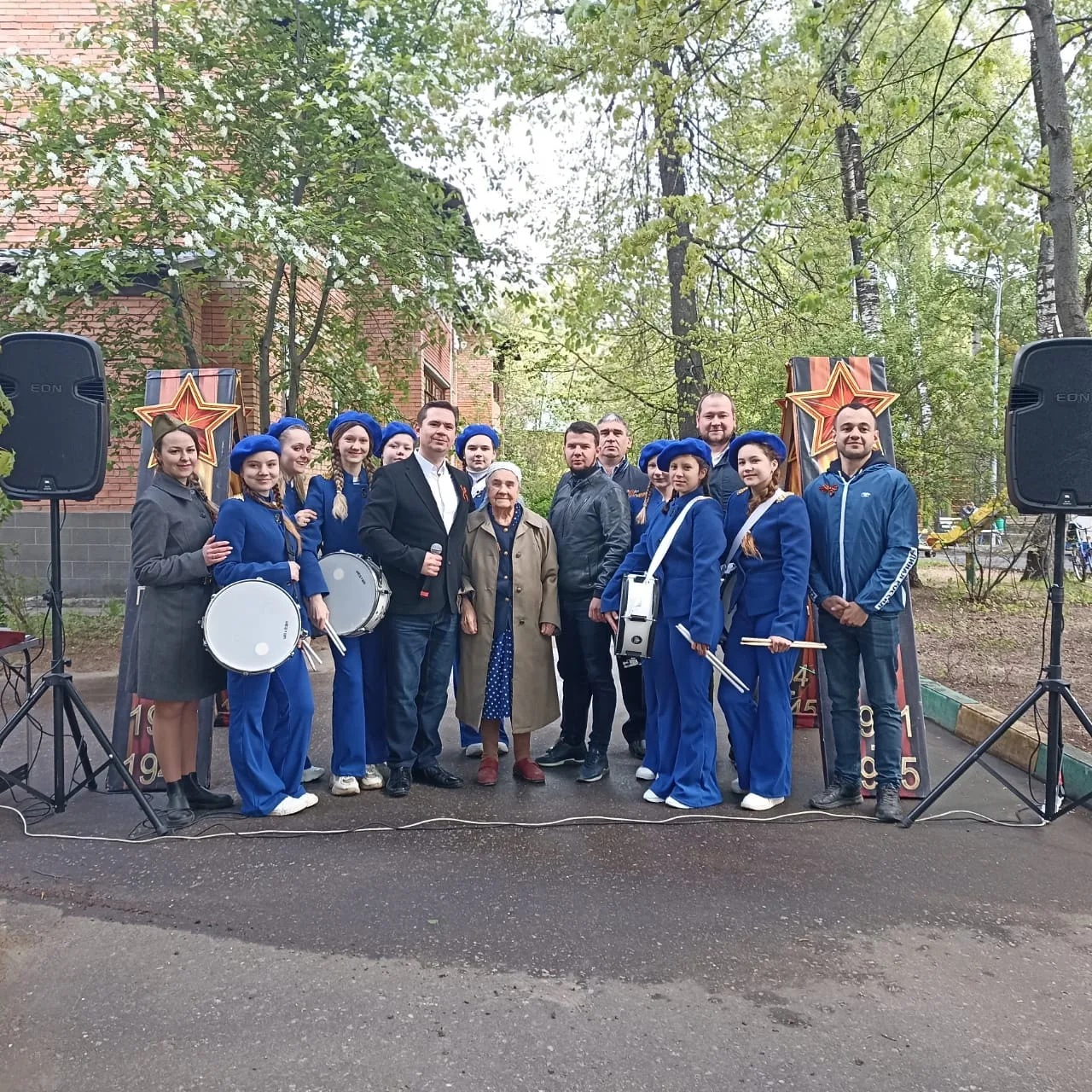 Партийцы организовали праздничный концерт у дома ветерана в Люберцах