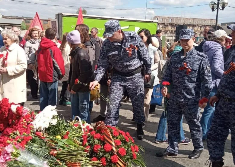 Представители Росгвардии возложили цветы к мемориалу «Вечный огонь» в Люберцах