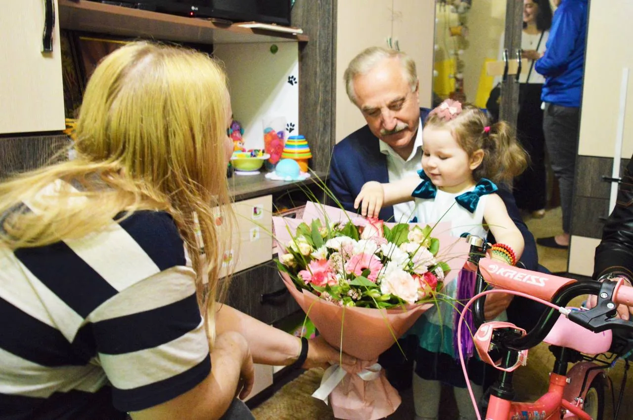 Владимир Ружицкий с депутатами Люберец передали семье бойца СВО детский велосипед