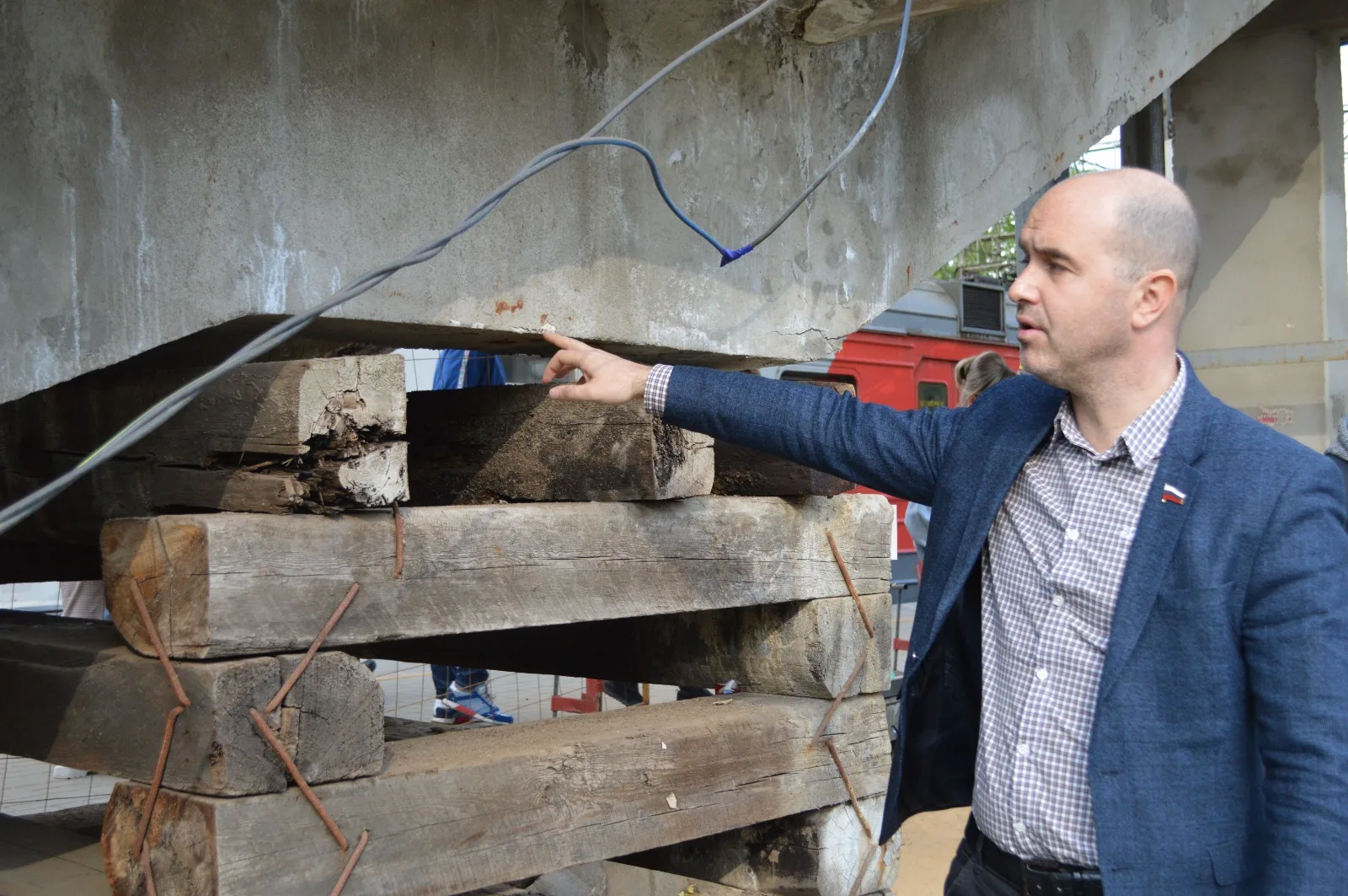 Партийцы Люберец проверили надежность временной опоры моста на ж/д платформе «Ухтомская»