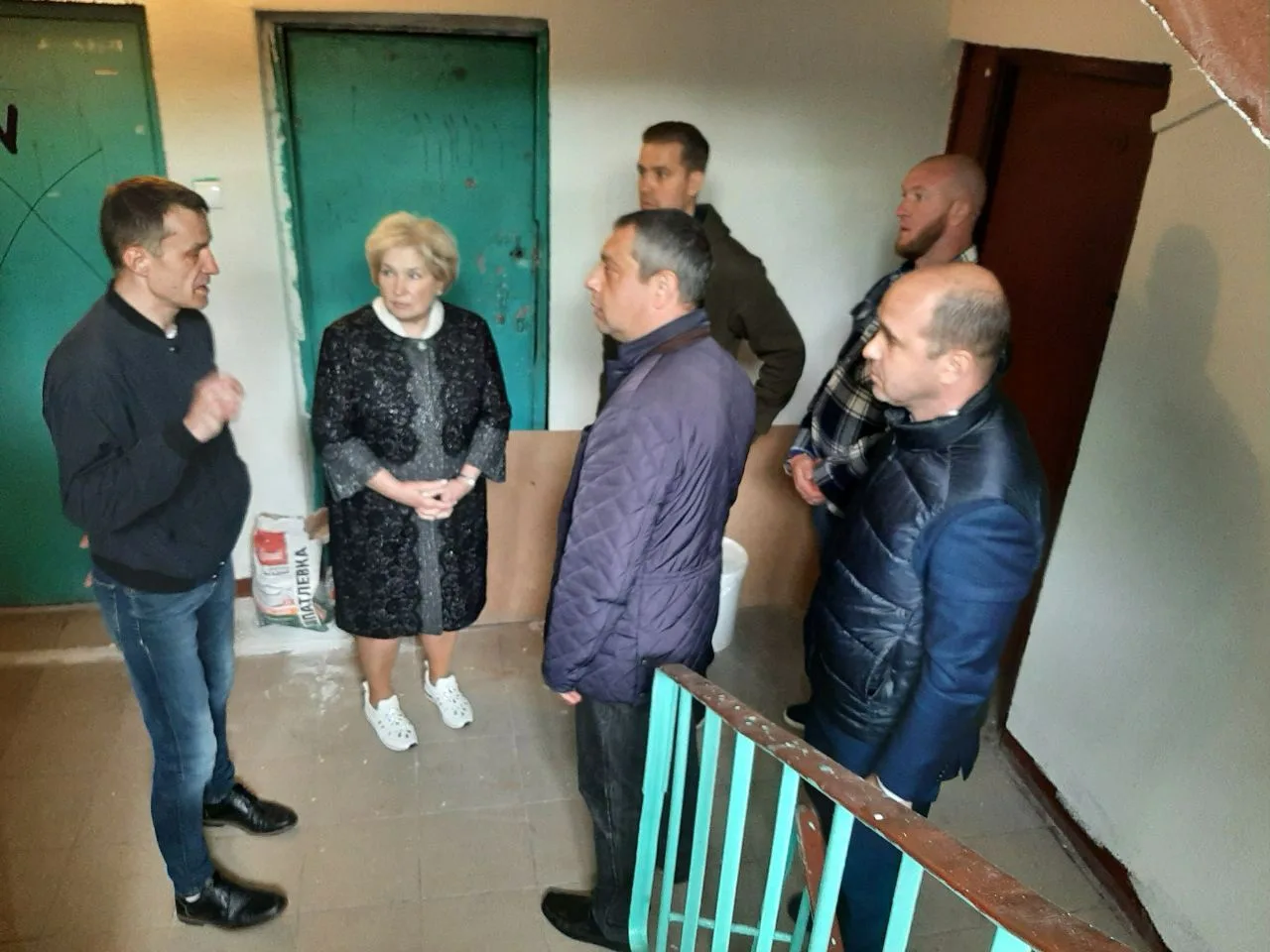 Лидия Антонова проверила ход ремонта в подъезде жилого дома в Люберцах