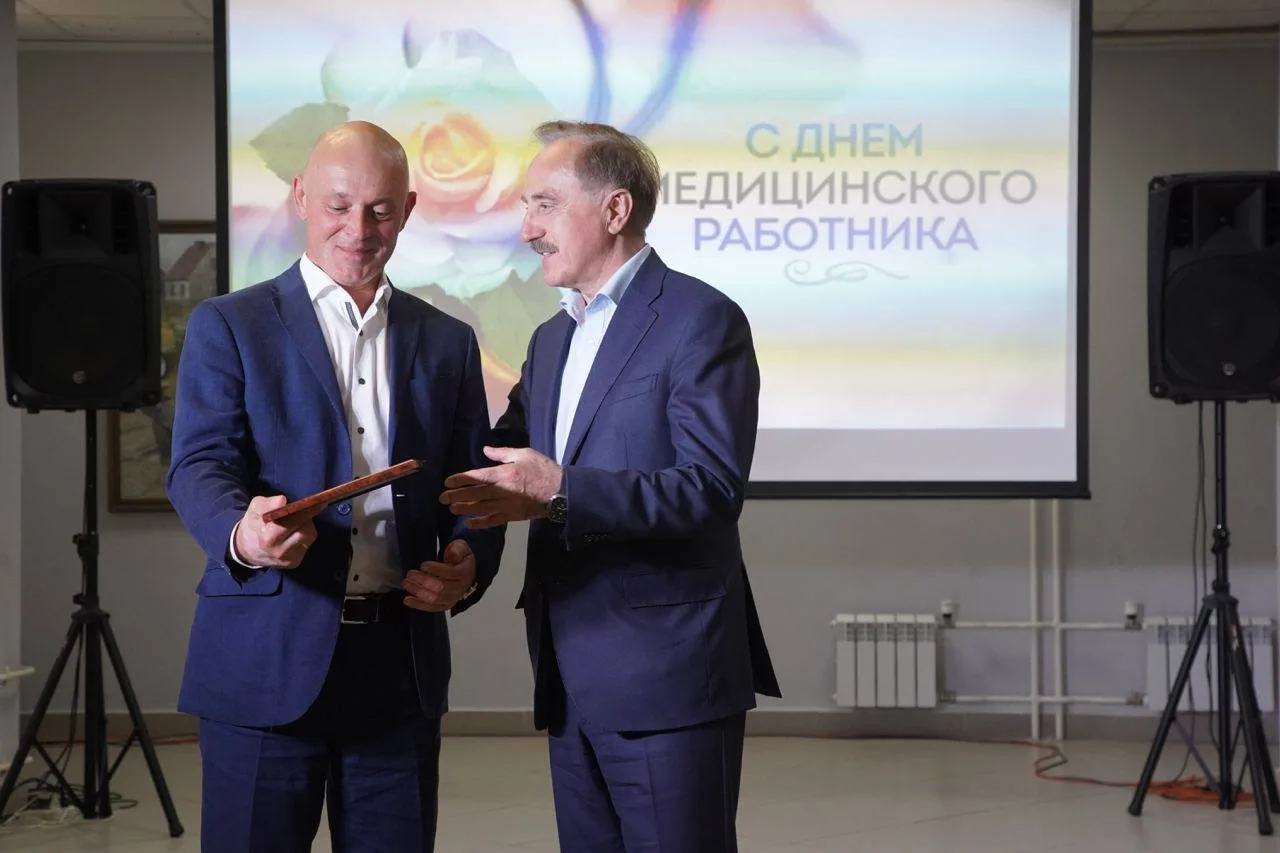 Медикам Люберец в преддверии профессионального праздника вручили жилищные сертификаты