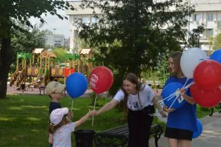 В парке Люберец жителям в честь 15-летия общественных приемных раздали воздушные шарики
