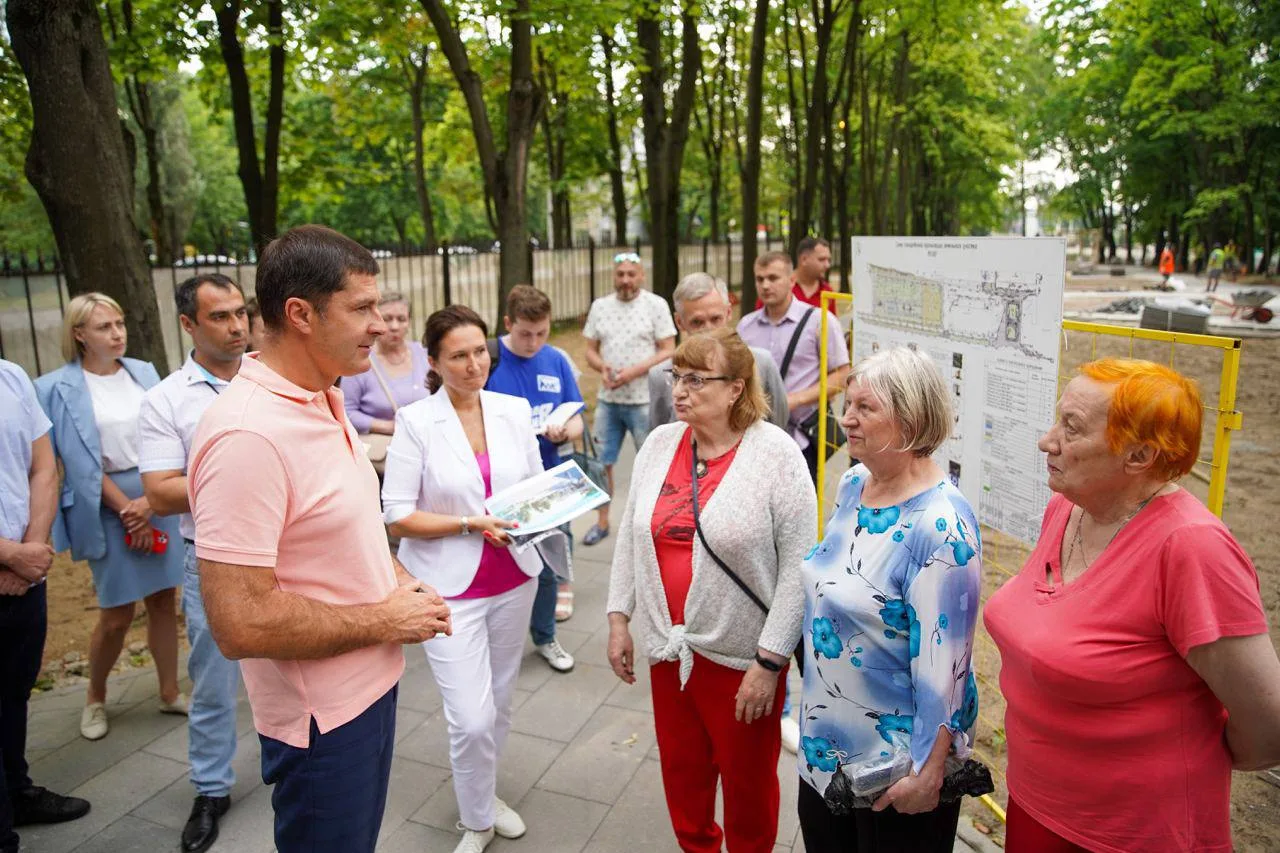Владимир Волков проверил благоустройство территории около станции МЦД в Люберцах