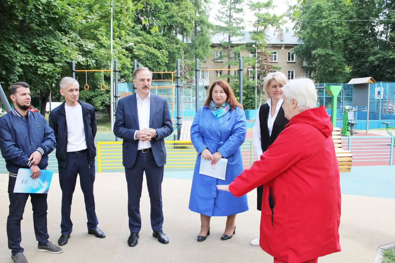 Владимир Ружицкий проверил состояние игровой детской площадки во дворе поселка Люберец