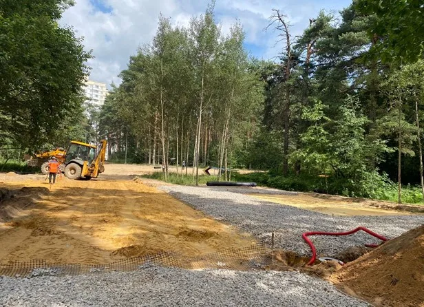 В лесопарке Люберец проводят земляные работы по устройству оснований для тропиночной сети