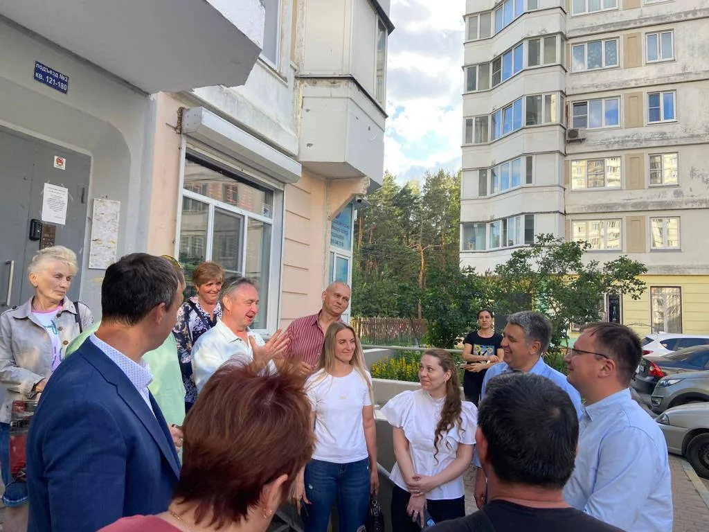 Партийцы проверили содержание придомовых территорий в поселке Люберец