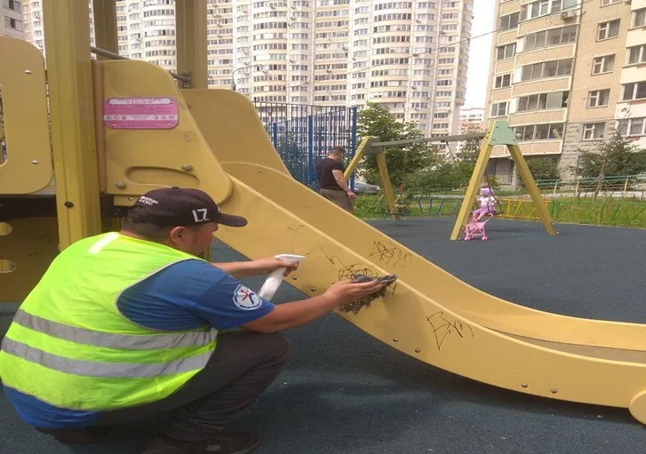 Жителей Люберец попросили не портить детские площадки и фасады домов надписями и рисунками