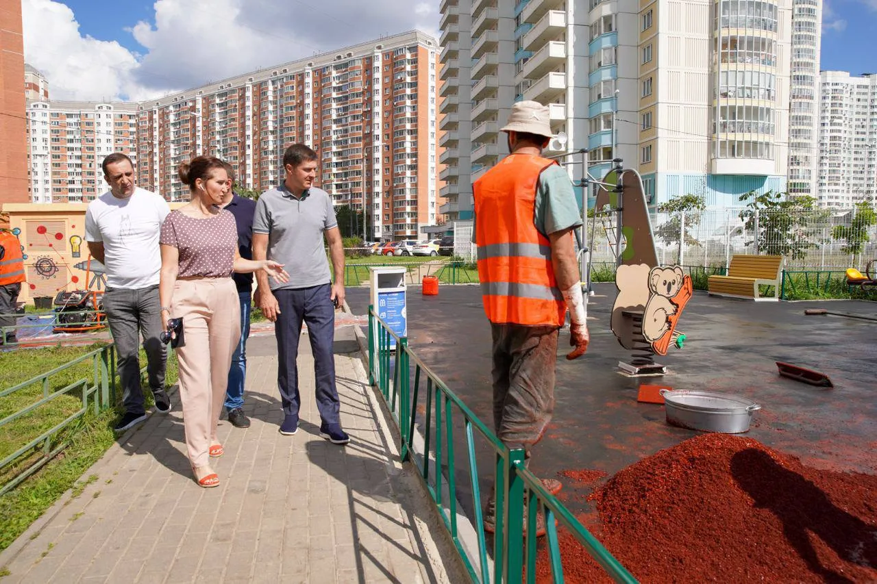 Владимир Волков проверил качество выполняемых работ на детской площадке