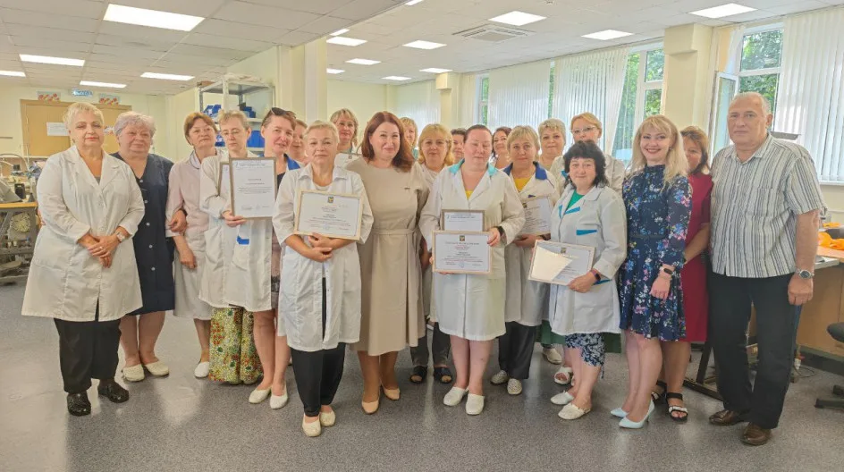 Сторонники партии вручили благодарственные письма работникам швейного цеха в Люберцах