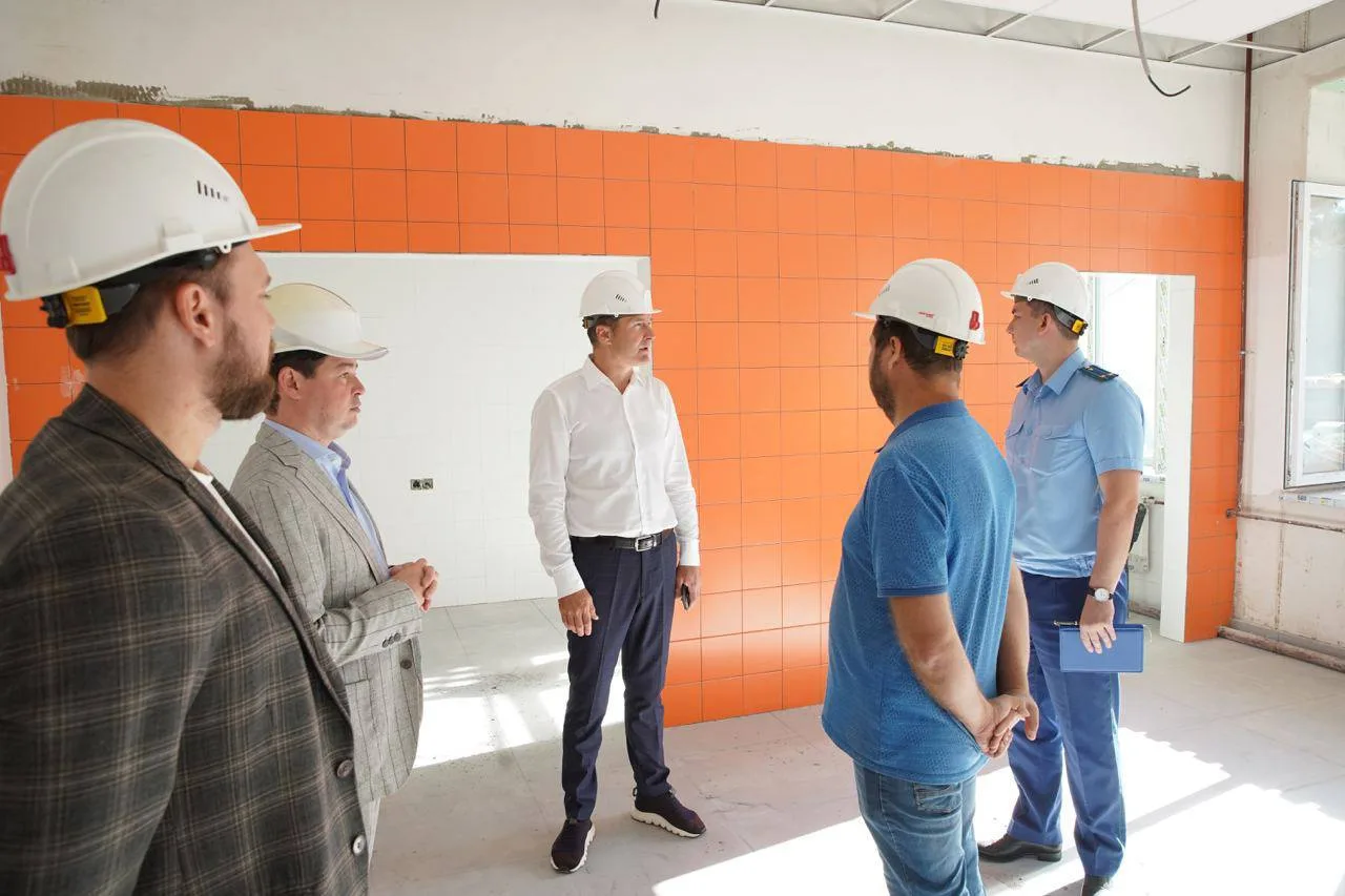 Владимир Волков проверил ход капитального ремонта гимназии в поселке Малаховка