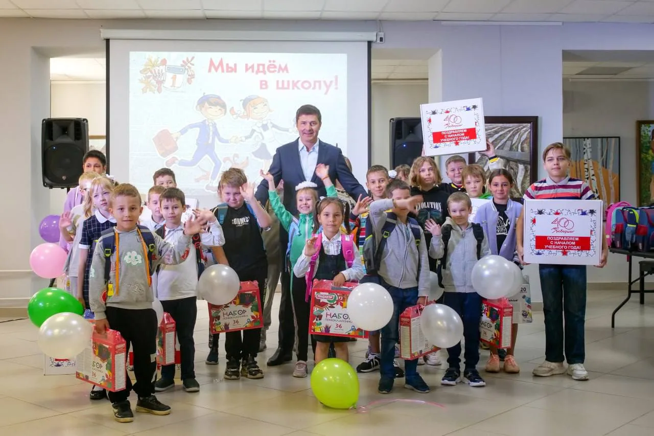 Владимир Волков вручили подарки школьникам Люберец