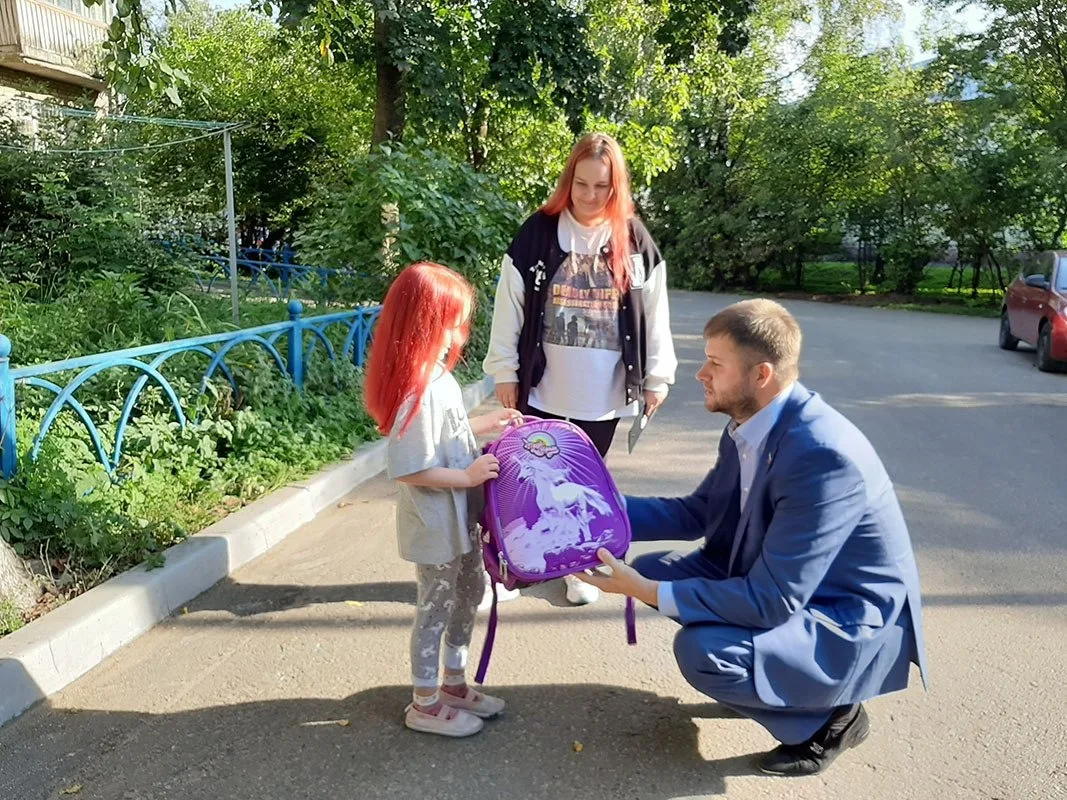 Вячеслав Губин передал школьные принадлежности многодетной семье из Люберец