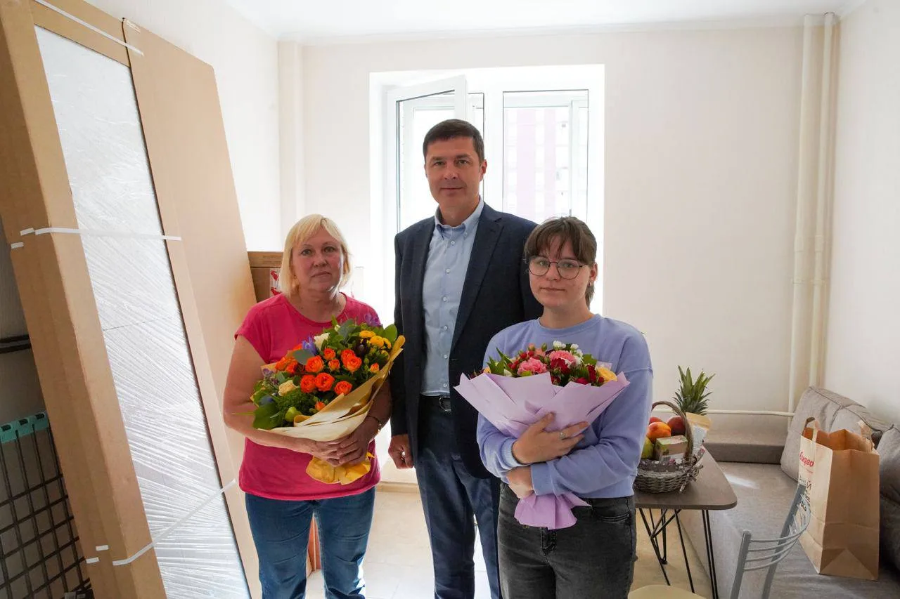 Владимир Волков поздравил юную жительницу Люберец с новосельем