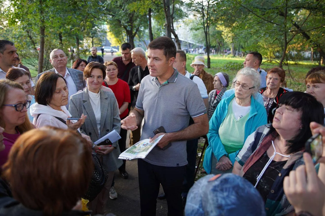Владимир Волков обсудил с жителями концепцию благоустройства территории, прилегающей к МКД