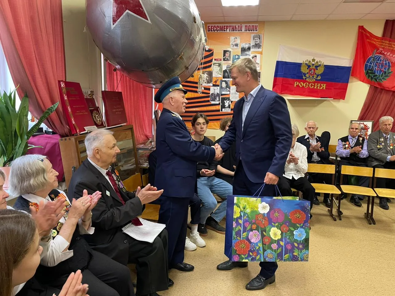 Дмитрий Дениско поздравил с 90-летием ветерана ВВС из Люберец