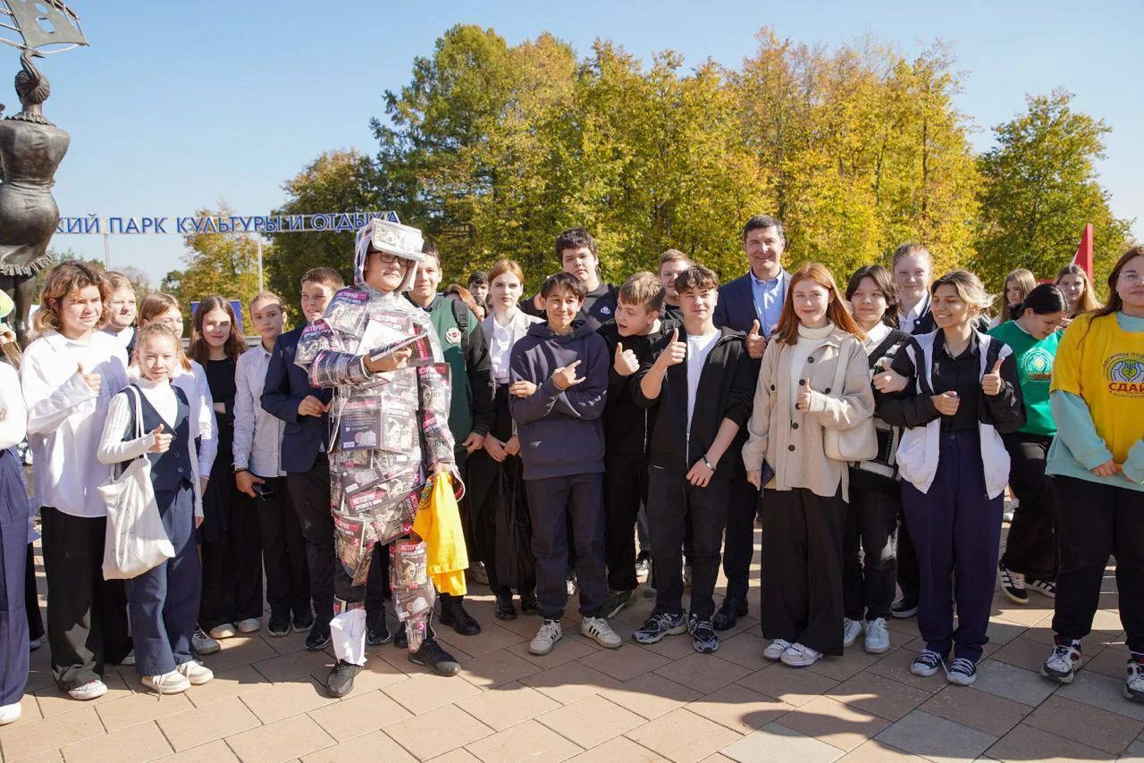 Владимир Волков принял участие в экоакции по сбору макулатуры в Люберцах