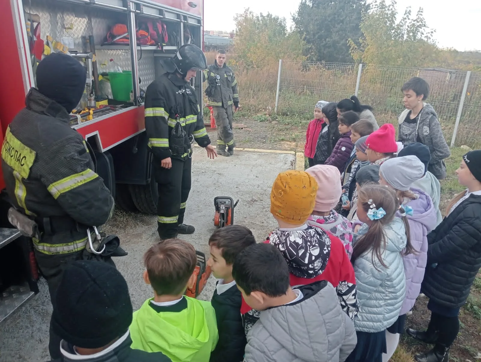 Спасатели Мособлпожспаса провели открытый урок для школьников Люберец  по эвакуации