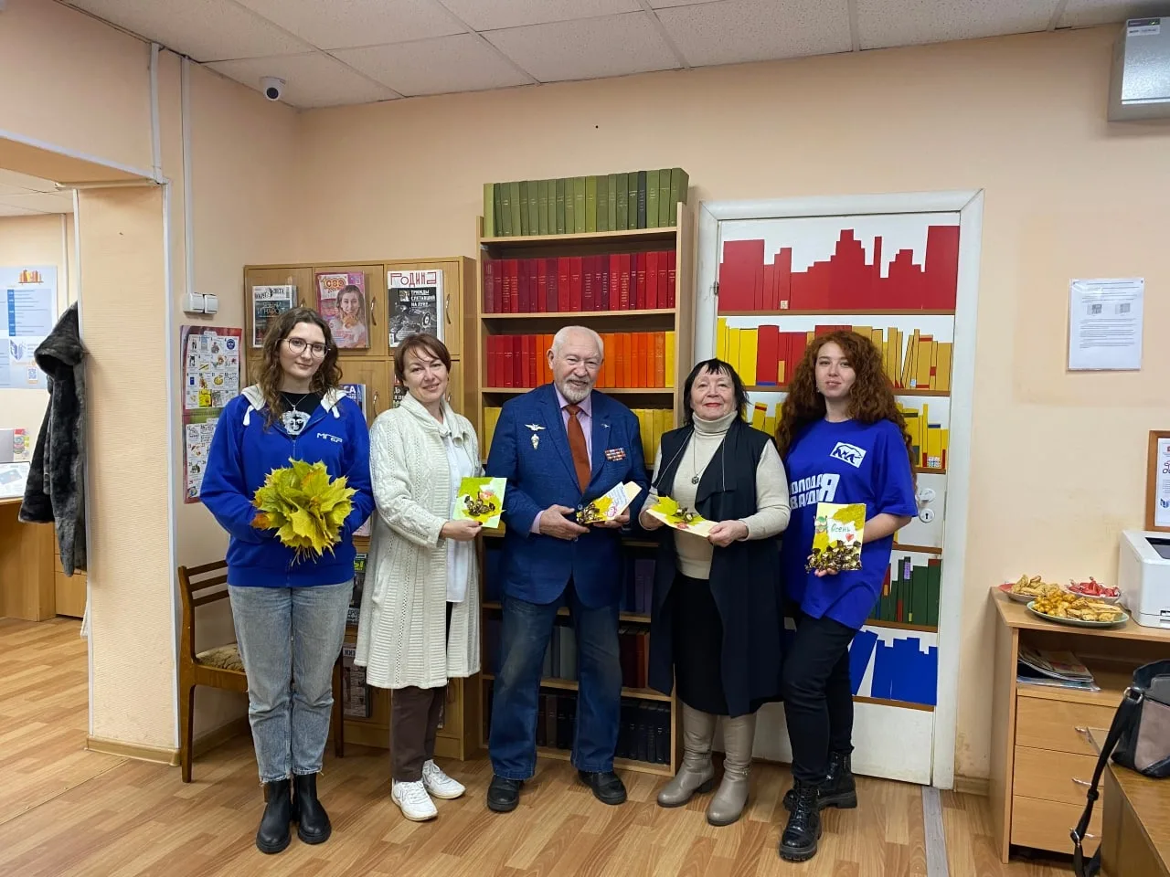 Мгеровцы Люберец изготовили памятные открытки с представителями Совета старейшин округа