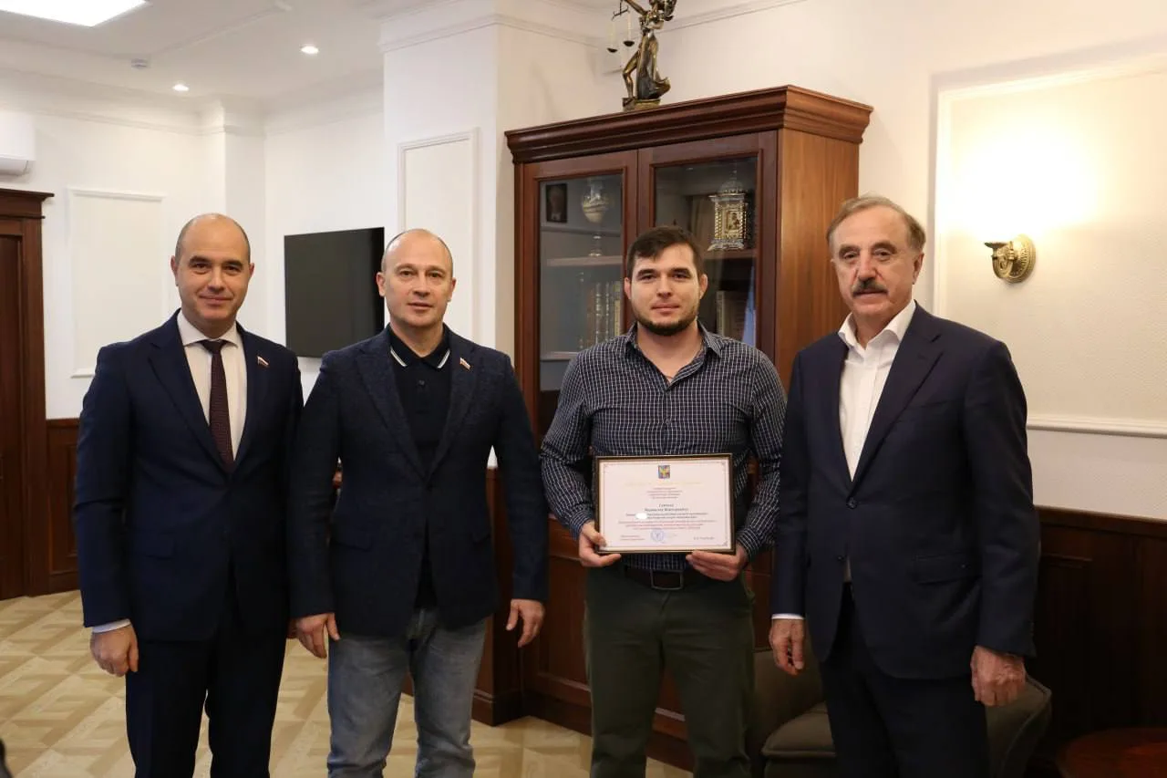 Владимир Ружицкий вручил благодарность от Совета депутатов Люберец заслуженному тренеру по самбо