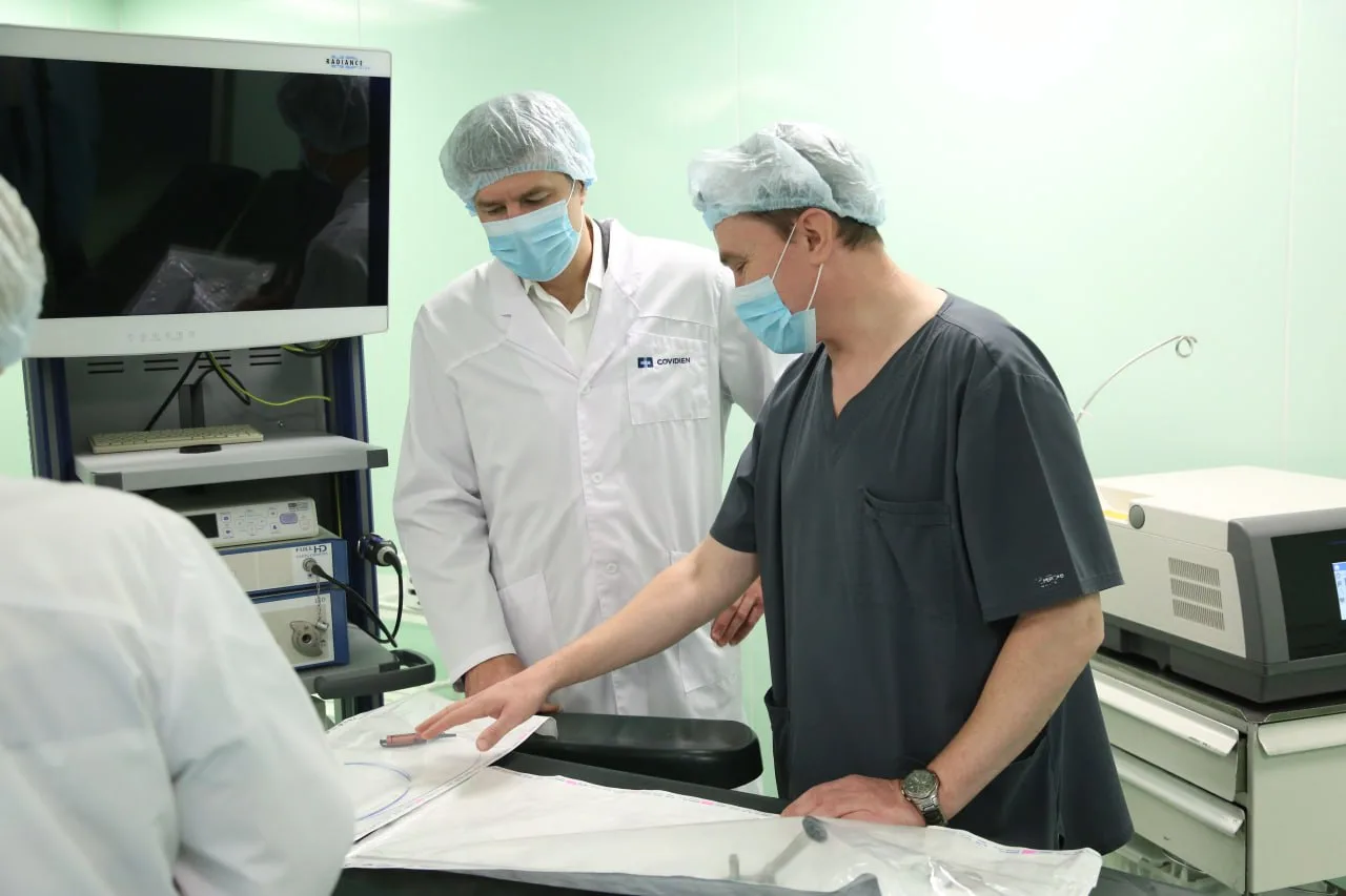 Владимир Волков посетил отделение урологии больницы МОЦОМДа и оценил работу нового оборудования