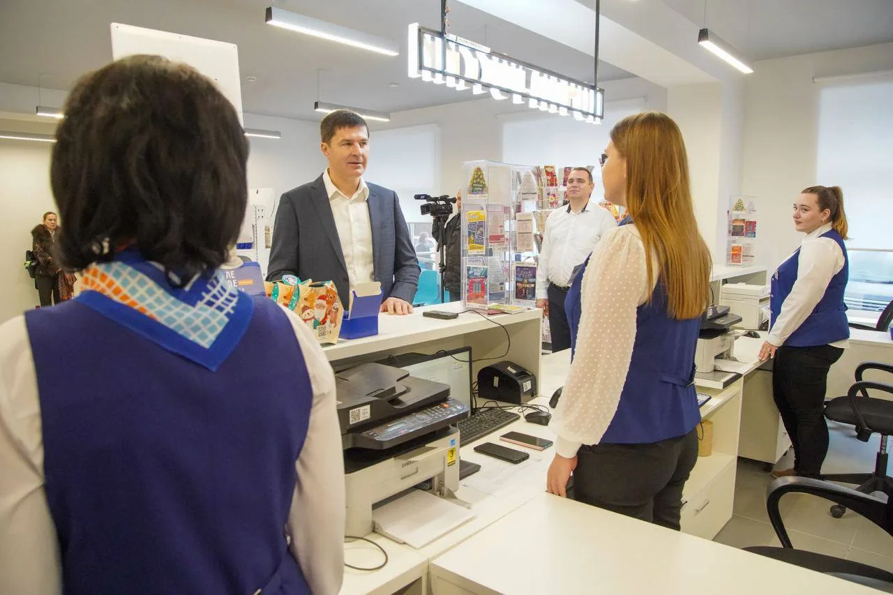 Глава округа Владимир Волков проверил работу обновленного почтового офиса в Люберцах