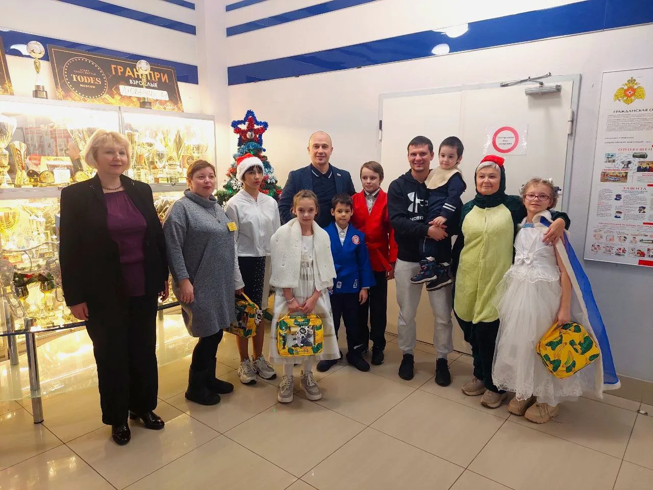 Депутаты Люберец подарили профессиональную форму для самбо детям из семейного центра