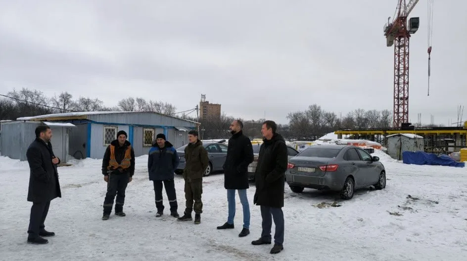 Партийцы проверили ход реконструкции стадиона «Торпедо» в Люберцах