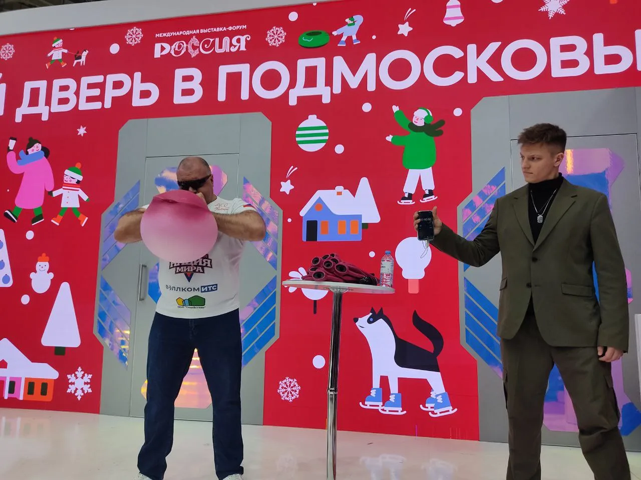 Известный спортсмен Люберец установил мировой рекорд по надуванию грелок на время