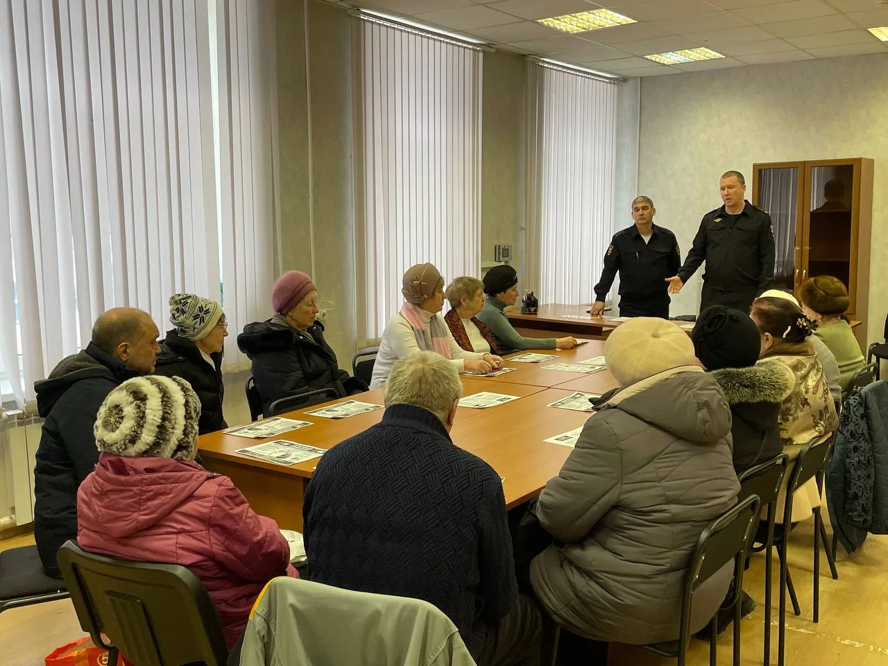 Полицейские рассказали жителям поселка Люберец о том, как не стать жертвой мошенников