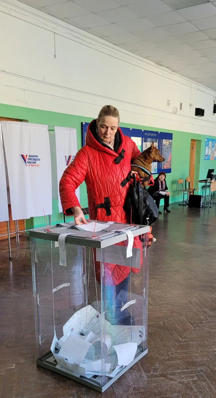 Жители Люберец приходят голосовать на участки со своими домашними животными