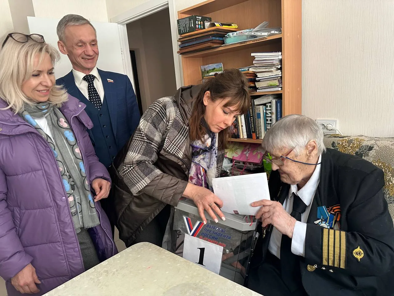 Легенда мировой авиации Инна Копец проголосовала в Люберцах на дому