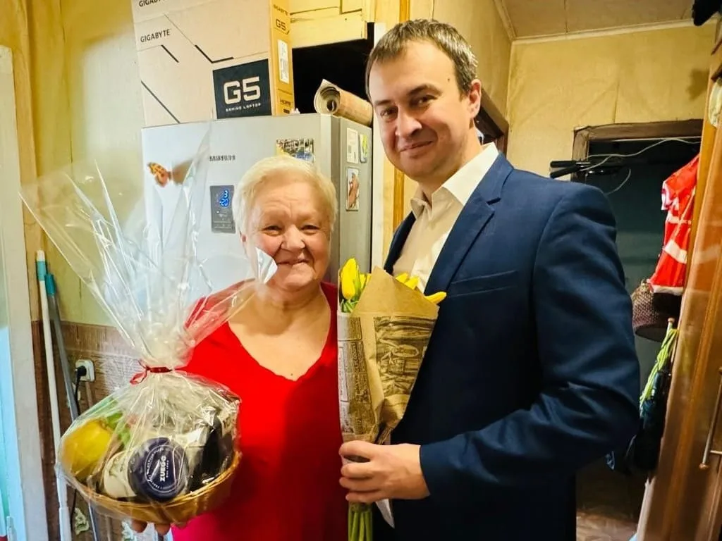Депутат поздравил бабушку участника СВО из Люберец с днем рождения