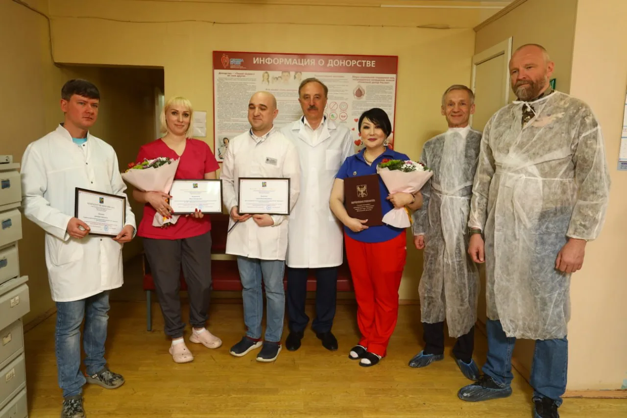 Депутаты Люберец вручили грамоты сотрудникам Люберецкого отделения переливания крови